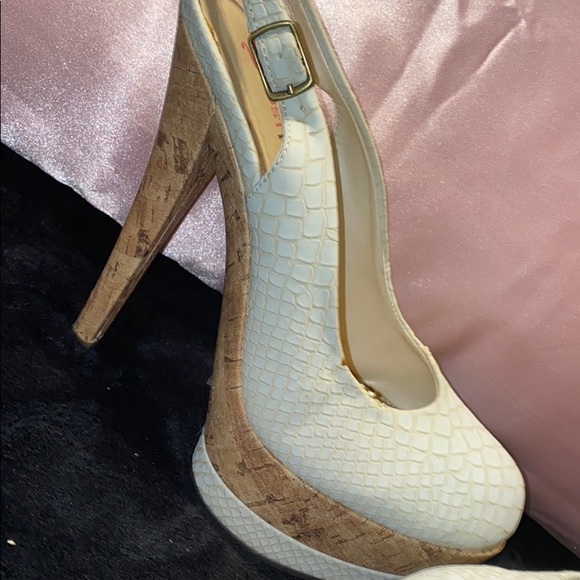 Snake print white and wooden elegant high heels - Picture 2 of 3
